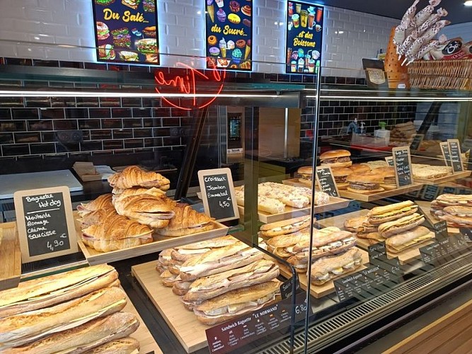 sainte-mere-eglise-snack-time-5