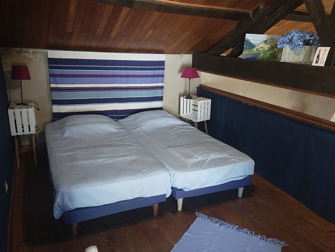 Chambre mezzanine (1 lit double ou 2 lits simples)