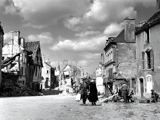 Place Saint Gervais à Falaise après guerre