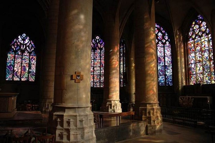 Visite guidée de la Basilique de Mézières, ses vitraux et le trésor d'art sacré