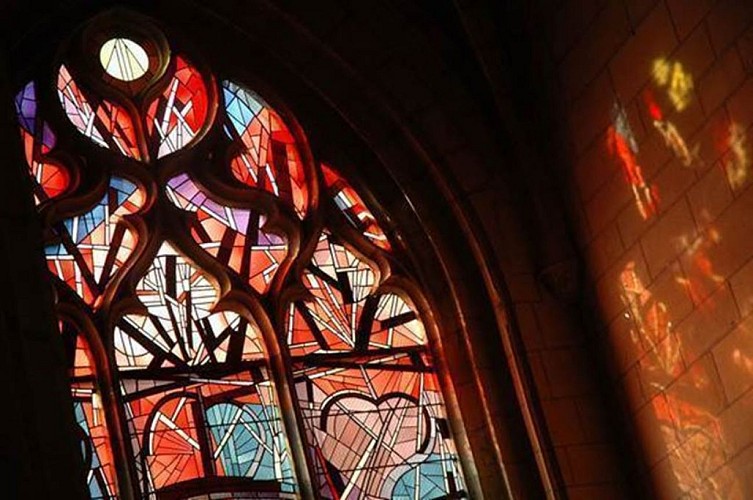 Visite guidée de la Basilique de Mézières, ses vitraux et le trésor d'art sacré