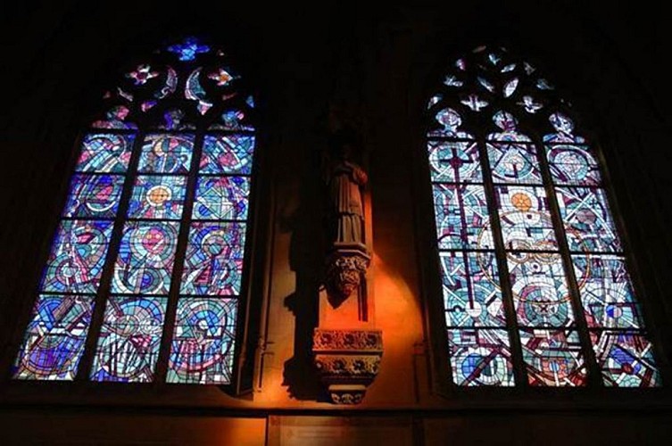Visite guidée de la Basilique de Mézières, ses vitraux et le trésor d'art sacré