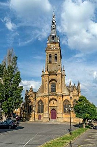 Visite guidée de la Basilique de Mézières, ses vitraux et le trésor d'art sacré