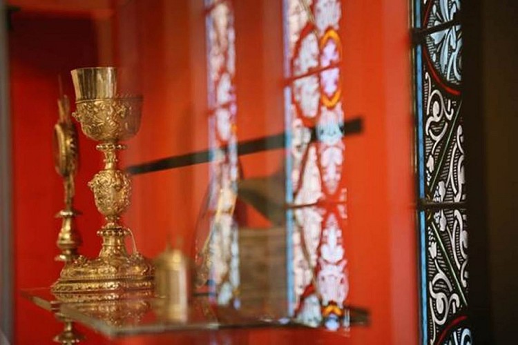 Visite guidée de la Basilique de Mézières, ses vitraux et le trésor d'art sacré