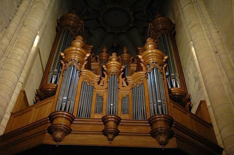 Visite guidée de la Basilique de Mézières, ses vitraux et le trésor d'art sacré
