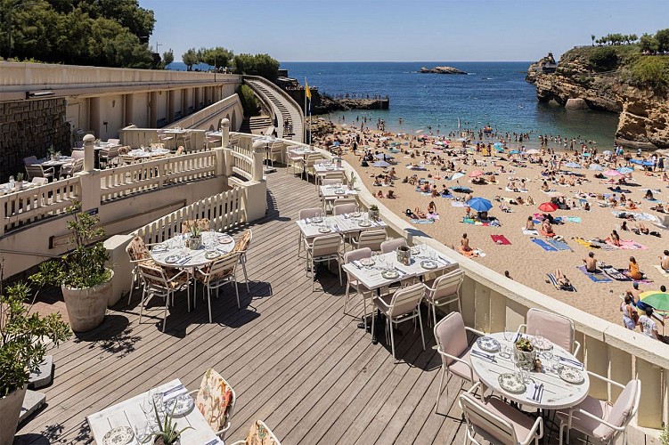 Terrasse le paetit café par beau temps