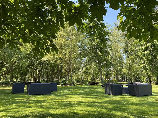 Espace relax dans le parc © Le Moulin Fouret