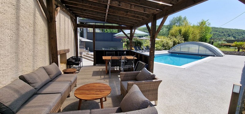  Pergola au bord de la piscine 