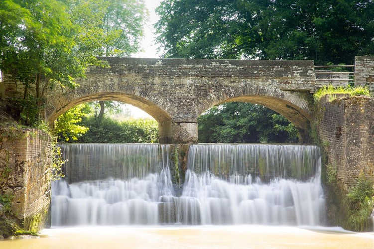 Pont-cascade de Pontalaman