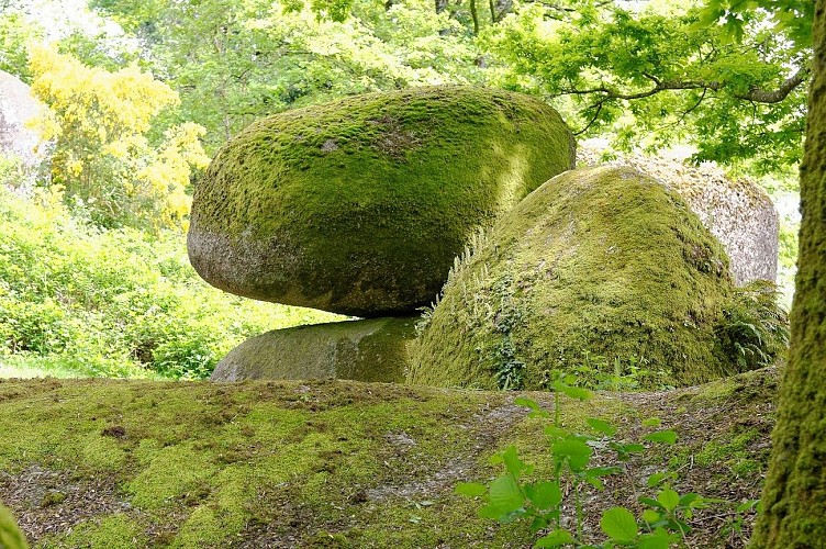 largeasse-rocher-branlant