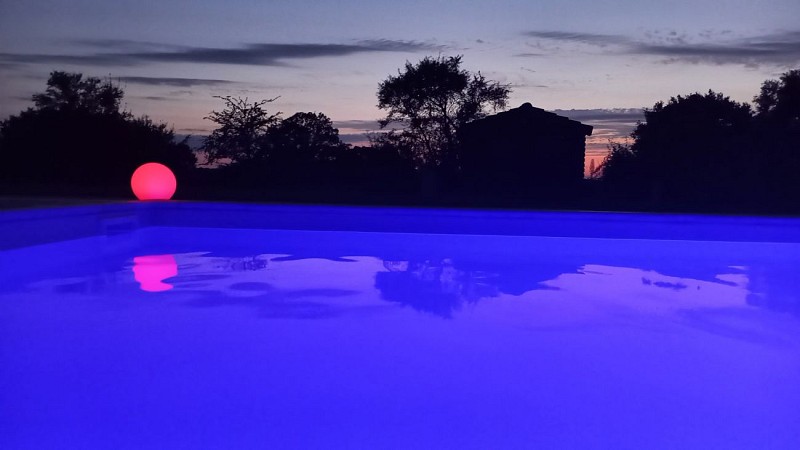 Piscine dans la douceur d'une nuit d'été
