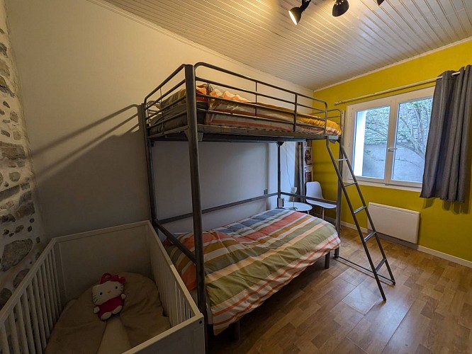 Chambre 2 - lit superposé et lit bébé