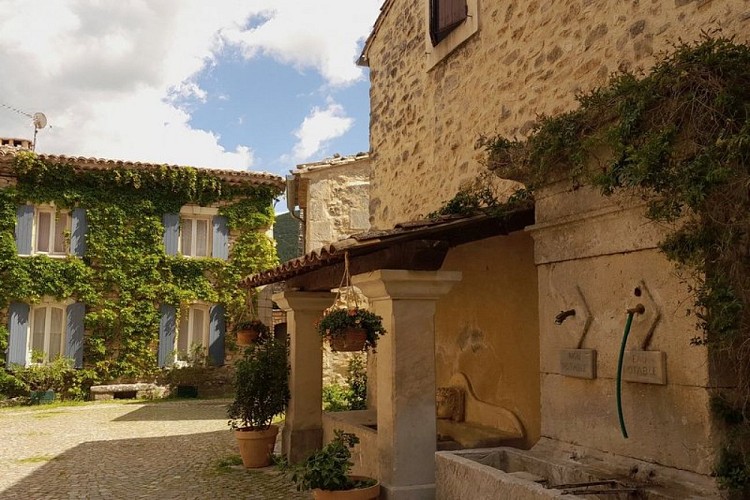 Place de la fontaine à Auribeau