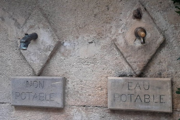 Double canon de la fontaine d'Auribeau