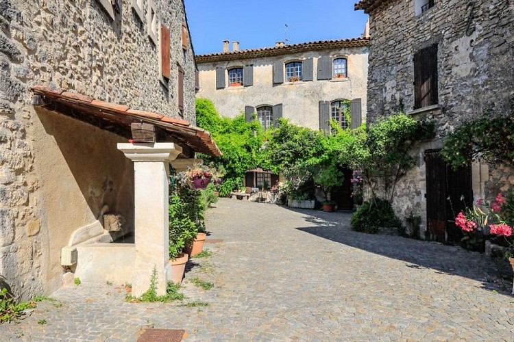Place de la fontaine à Auribeau