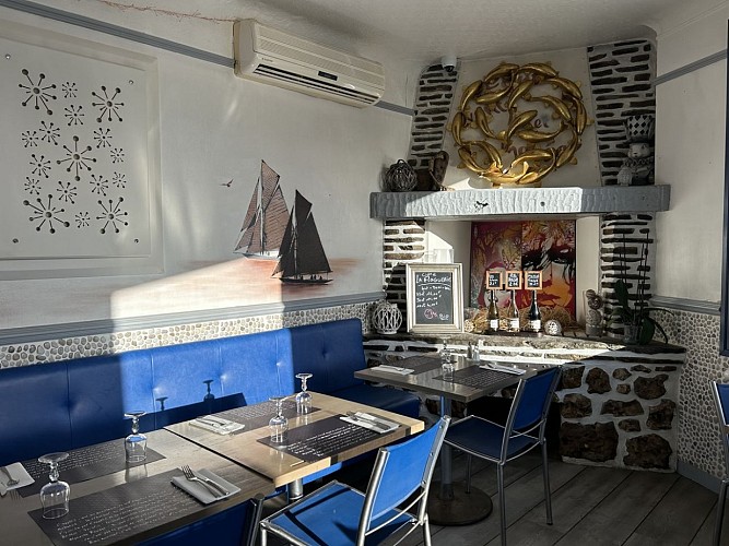 auptitmousse-interieur-cheminée-restaurant-courseulles