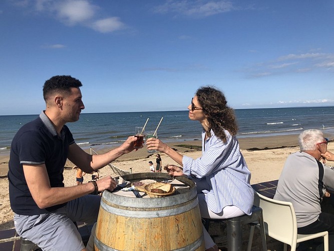 couple-en-terrasse-aperitif-saint-aubin-sur-mer-credit-mathilde-lelandais (3)