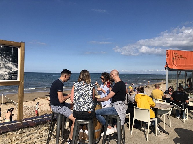 boire-un-verre-en-terrasse-entre-amis-saint-aubin-sur-mer-credit-mathilde-lelandais (22)