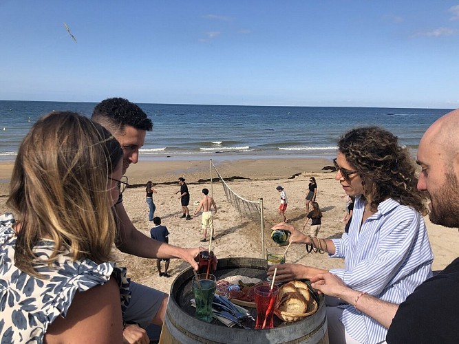 boire-un-verre-en-terrasse-entre-amis-saint-aubin-sur-mer-credit-mathilde-lelandais (5)
