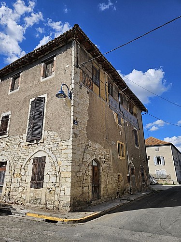 Septfonds, stone and straw bastide