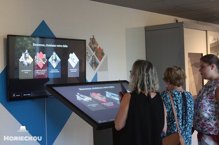 Septfonds, stone and straw bastide