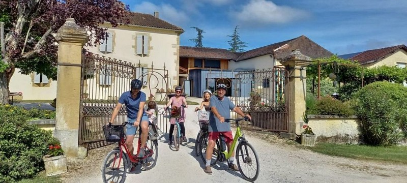 Cyclistes devant le Domaine de Bilé