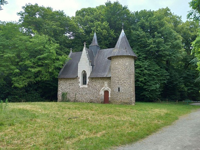 Chapelle face au château