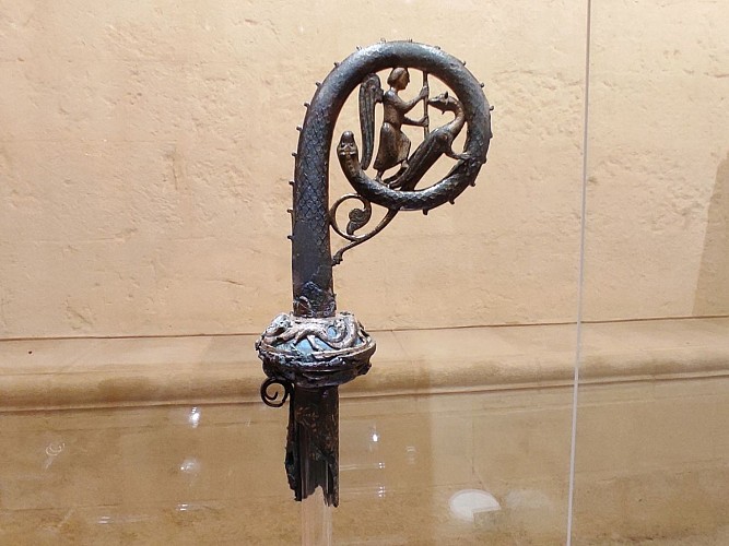 Trésor de la Cathédrale - Lescar - crosse aux émaux bleus