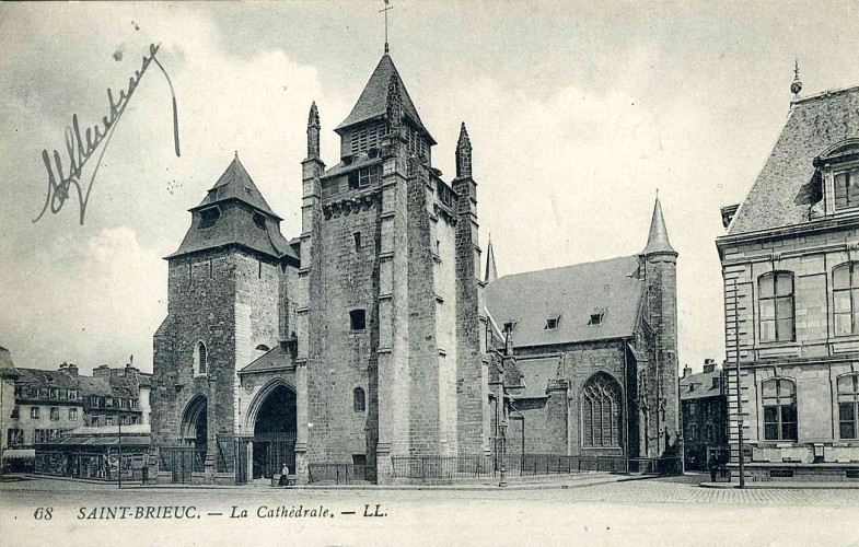 Cathédrale Saint-Etienne et Place du Général De Gaulle