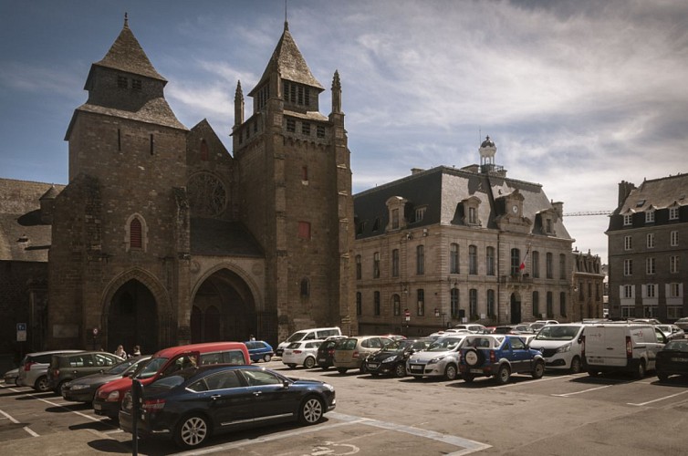 Cathédrale Saint-Etienne et Place du Général De Gaulle