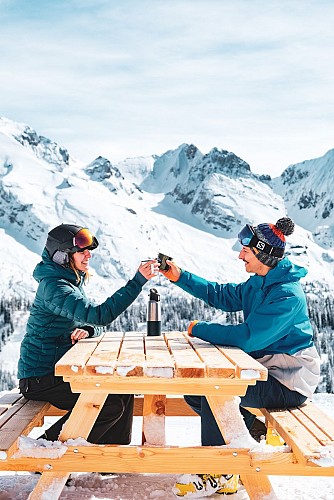 Picknicktisch am Gipfel der Skilifte Prarian