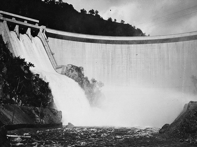 Barrage de Marèges (point de vue)