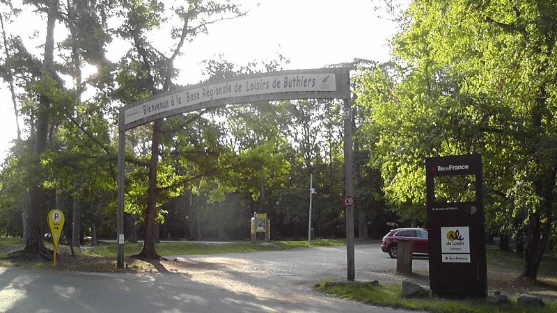 Parking de l'ile de loisirs de Buthiers