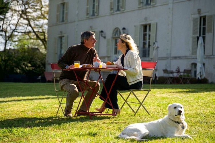 Petit-déjeuner dans l'herbe