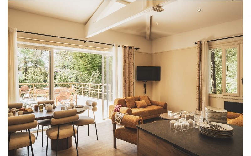 40_montagnettes_hotel_parcvictoria_saint-jean-de-luz_APT6_appartement_sejour_08_cande_2025_TS_1440x900