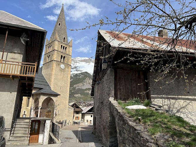 Rue de Champ de Ville, vers la Place de l'Église