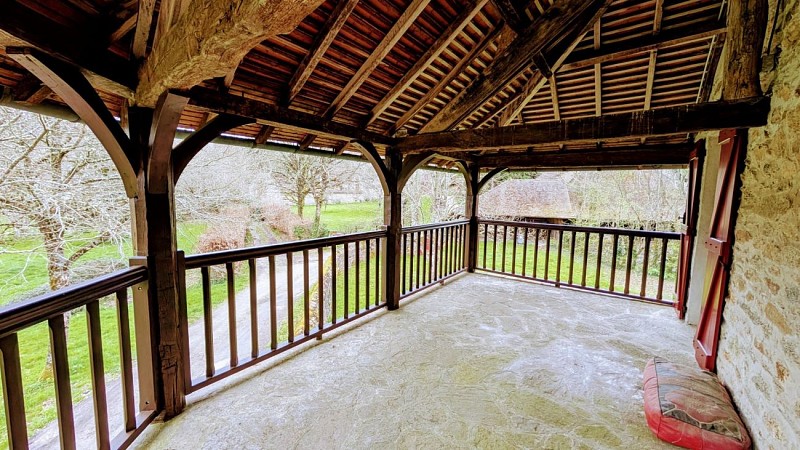 La Maison des Bois gîte du Domaine de Montintin à Chateau Chervix - une des terrasses couvertes de l'étage_3