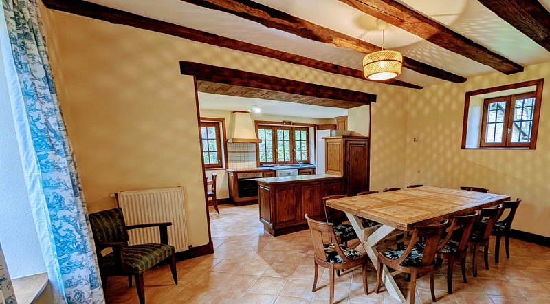 La Maison des Bois gîte du Domaine de Montintin à Chateau Chervix - salle à manger_4