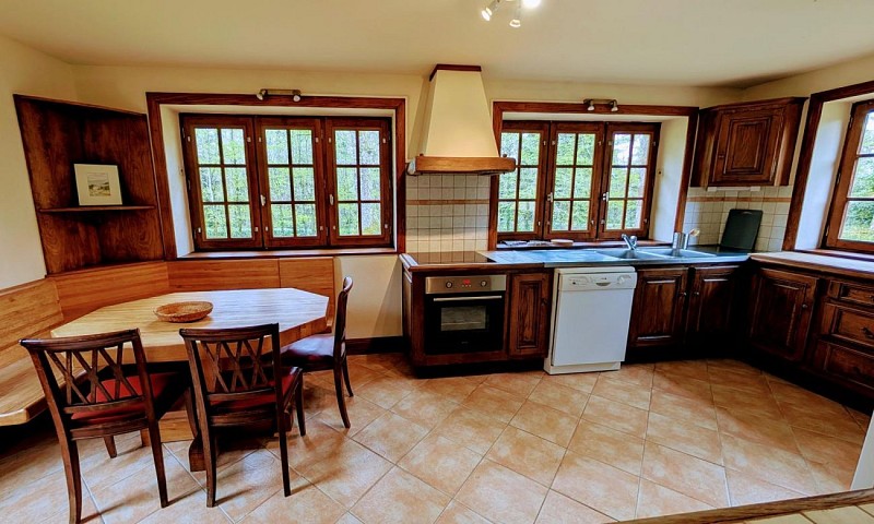 La Maison des Bois gîte du Domaine de Montintin à Chateau Chervix - cuisine_7