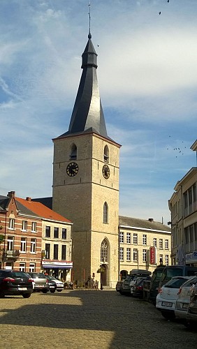 Grote Markt van Jodoigne (‘Hôtel des Libertés’, de kapel ‘Notre-Dame du Marché’ en het oude kasteel van het Burggraafschap)