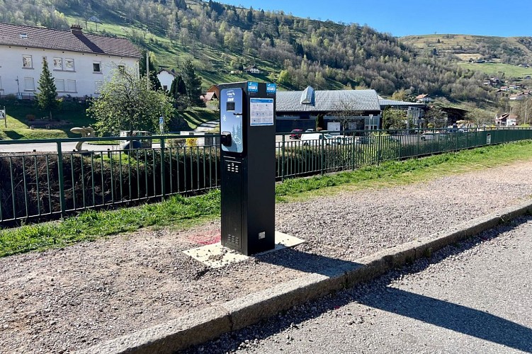 La Bresse - borne de recharge pour voiture électrique - Arrêt de bus, Place du Champtel