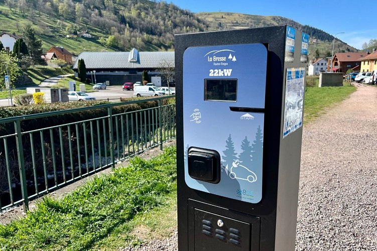 La Bresse - borne de recharge pour voiture électrique - Arrêt de bus, Place du Champtel