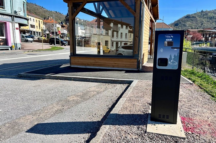 La Bresse - borne de recharge pour voiture électrique - Arrêt de bus, Place du Champtel