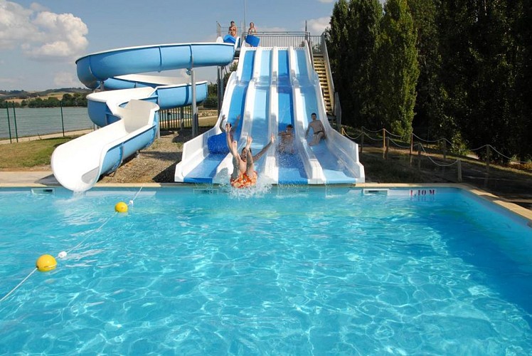 Piscine et toboggans aquatiques