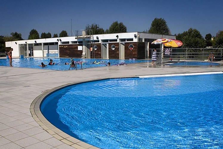 Piscine et toboggans aquatiques
