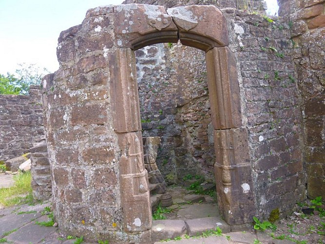 Une porte de 1578, avec, à l'intérieur, un début d'escalier en colimaçon