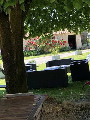 Gîte La Louise coin repas exterieur