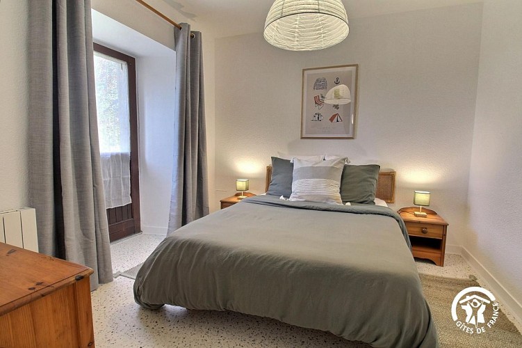 La ferme rouge, le Cyprès