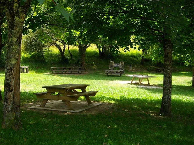 Área de picnic en el lago de Labarthe