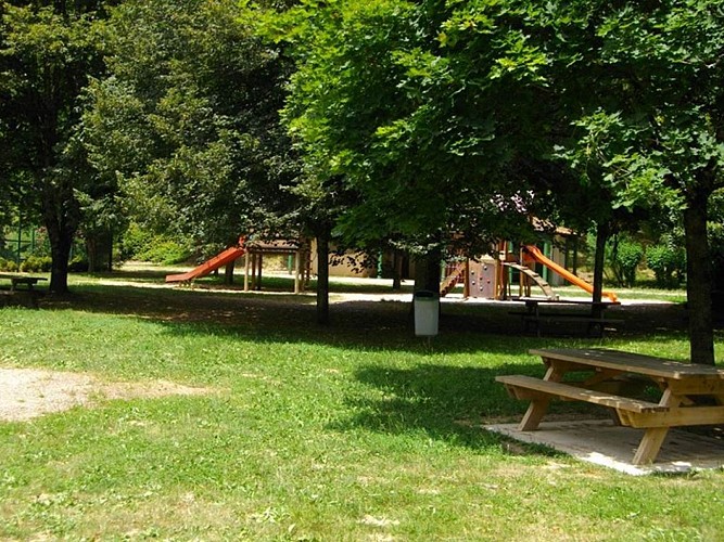 Área de picnic en el lago de Labarthe